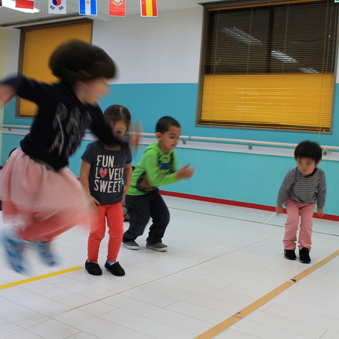 立川にあるインターナショナルスクールとプリスクールの２歳・４歳児の算数の授業